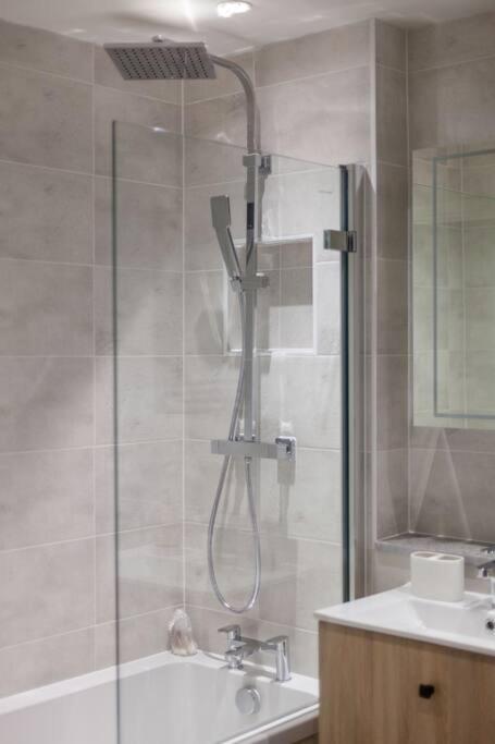 Appartamento Cozy & Stylish 2-bed Flat In Trentham Ct, *