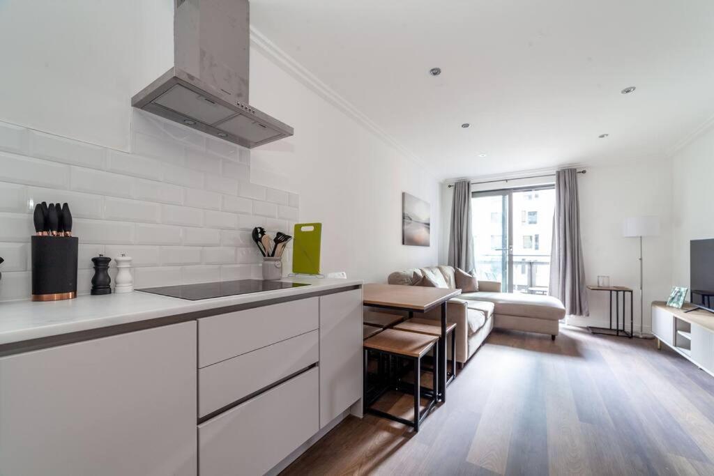 Cozy & Stylish 2-bed Flat In Trentham Ct, Appartamento Londra