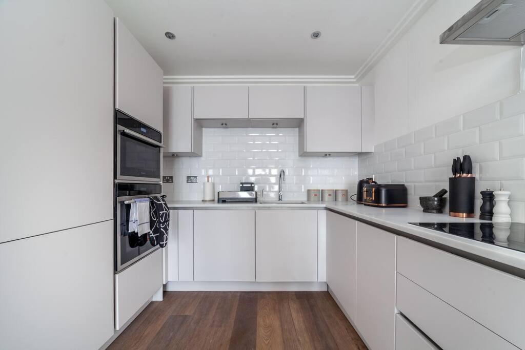 Cozy & Stylish 2-bed Flat In Trentham Ct, Appartamento Londra
