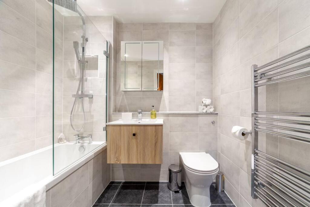 Cozy & Stylish 2-bed Flat In Trentham Ct, Appartamento *
