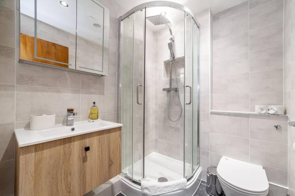 Cozy & Stylish 2-bed Flat In Trentham Ct, Appartamento *