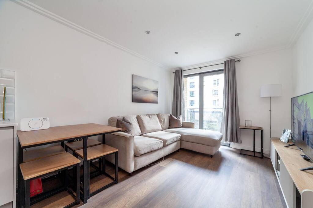 Cozy & Stylish 2-bed Flat In Trentham Ct, Appartamento Londra