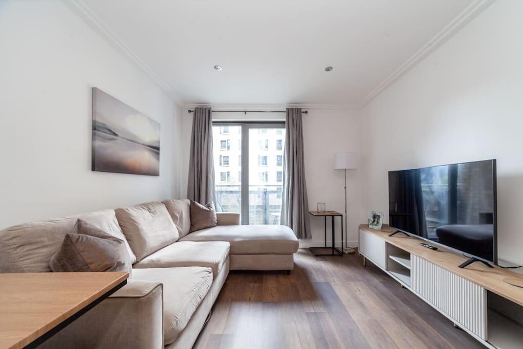 Cozy & Stylish 2-bed Flat In Trentham Ct, Appartamento *